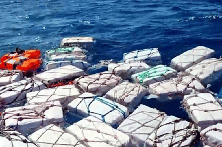 इटलीच्या सीसीली समुद्रात 36 अब्ज रुपयांचे कोकेन पाण्यावर तरंगते