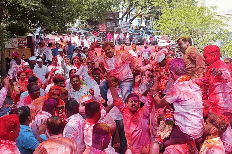 सासवड येथे निरा बाजार समितीच्या निवडणुकीत महाविकास आघाडीच्या विजयी उमेदवारांचा जल्लोष.. सोबत आमदार संजय जगताप व मान्यवर