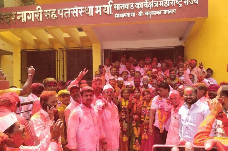 सासवड येथे निरा बाजार समितीच्या निवडणुकीत महाविकास आघाडीच्या विजयी उमेदवारांचा जल्लोष.. सोबत आमदार संजय जगताप व मान्यवर