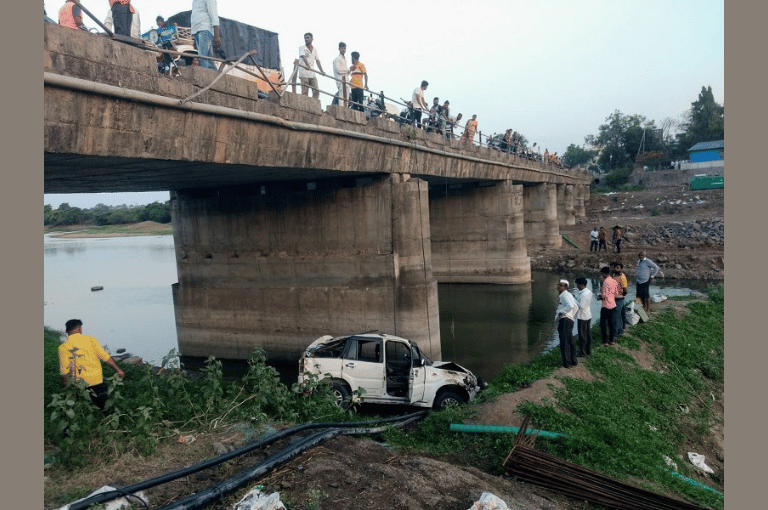 चालकाचे नियंत्रण सुटल्याने जीप थेट नदीपात्रात