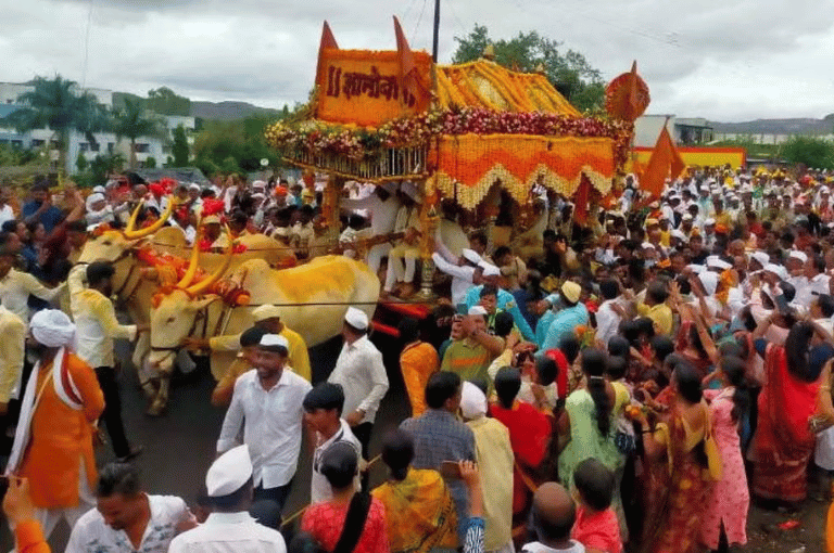 माऊलींच्या दर्शनासाठी मोठी गर्दी