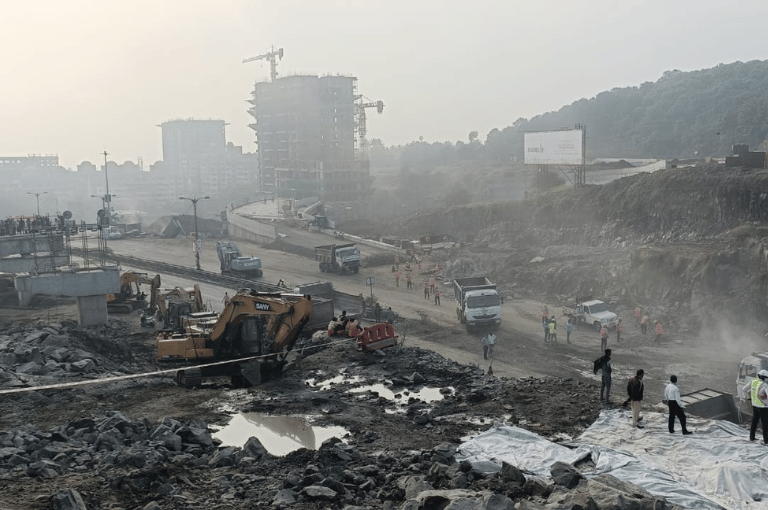 चांदणी चौकात खासगी टेम्पो ट्रॅव्हलर पलटी