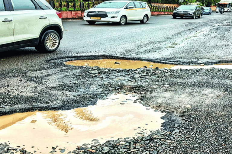 पुण्यातील खड्यांच्या तक्रारी करा आता मोबाईलवर 