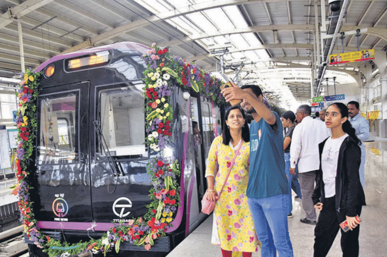 मोठ्या उत्साहात मेट्रो प्रवासाचा आनंद 