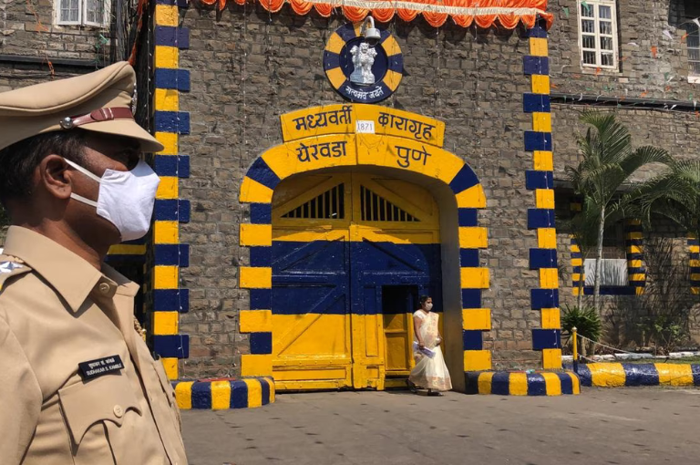 येरवडा कारागृहात गुंडांची दादागिरी! जेलमध्ये अधिकाऱ्याला बेदम मारहाण...