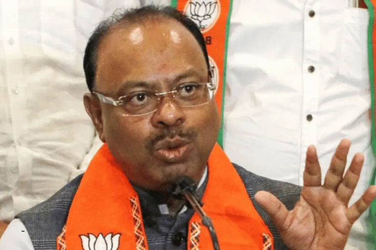 भाजपकडून बंडखोरांवर मोठी कारवाई