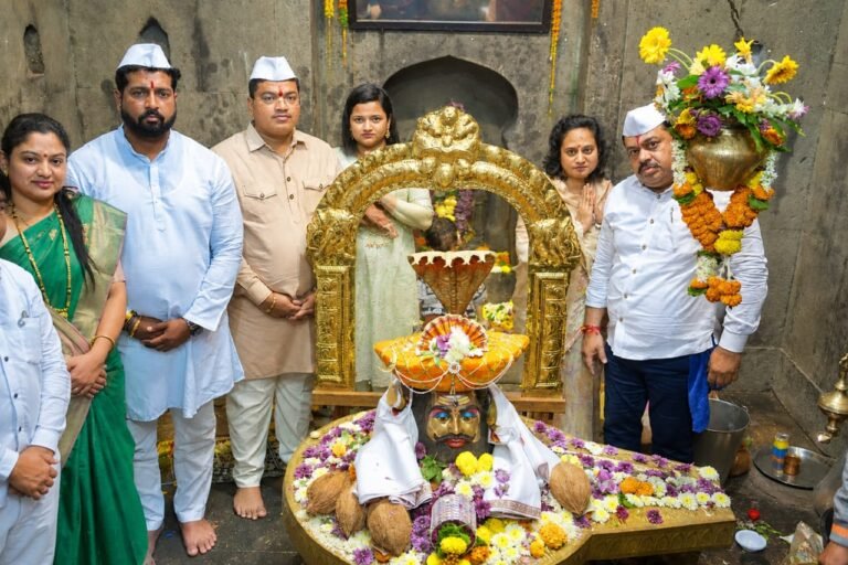 माजी आमदार संजय चंदूकाका जगताप यांच्या हस्ते श्री सिद्धेश्वर महादेवास महारुद्राभिषेक
