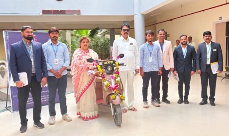 स्क्रॅप मटेरियलपासून एस. बी. पाटील अभियांत्रिकी महाविद्यालयाच्या विद्यार्थ्यांनी साकारली ‘गरुडा’ इलेक्ट्रिक थ्री-व्हीलर