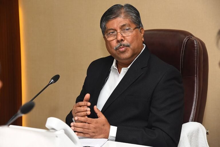 दुष्काळी परिस्थिती घोषित केलेल्या २६५ तालुक्यांतील विद्यार्थ्यांच्या परीक्षा शुल्क माफीसोबतच इतर मदतीसाठी विद्यापीठ स्तरावर टास्क फोर्स स्थापन करावा-उच्च व तंत्र शिक्षण मंत्री चंद्रकांतदादा पाटील